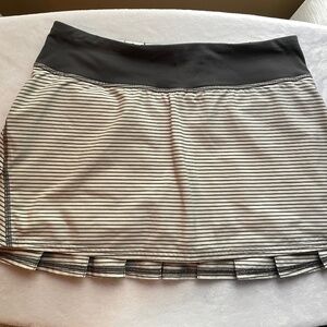 Lululemon Skirt size 6 - Grey Striped